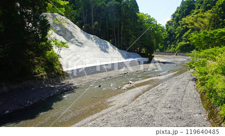 災害復旧工事が完了した不動川沿いの崖（静岡県浜松市天竜区） 119640485