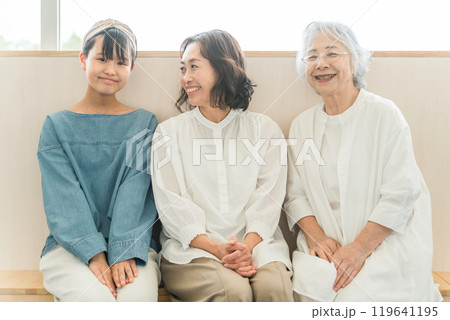 座って話をする三世代親子(孫・母親・おばあちゃん) 座って話をする三世代親子(孫・母親・おばあちゃん) 119641195