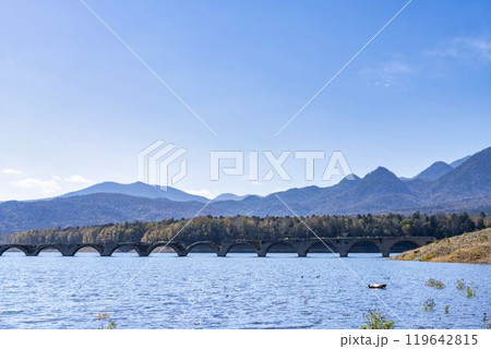 秋晴れの日の旧国鉄士幌線タウシュベツ川橋梁　北海道上士幌町 119642815