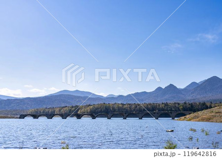 秋晴れの日の旧国鉄士幌線タウシュベツ川橋梁　北海道上士幌町 119642816