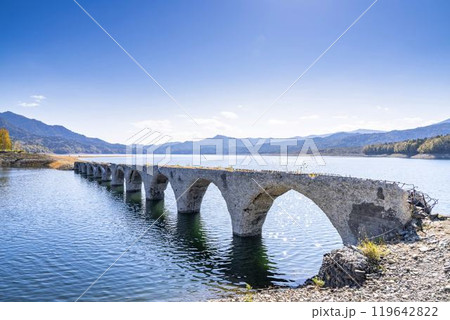 秋晴れの日の旧国鉄士幌線タウシュベツ川橋梁　北海道上士幌町 119642822
