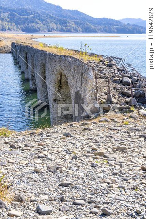 秋晴れの日の旧国鉄士幌線タウシュベツ川橋梁 北海道上士幌町 秋晴れの日の旧国鉄士幌線タウシュベツ川橋梁 北海道上士幌町 119642829