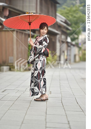 浴衣を着た若い女性のポートレート 浴衣を着た若い女性のポートレート 119642855