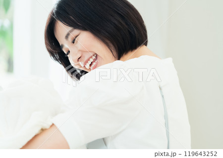 赤ちゃんを抱く女性 119643252