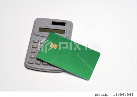 無地のグリーンのクレジットカードと電卓 119643641