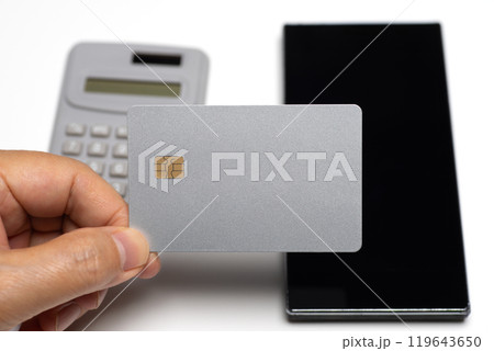 シルバーのクレジットカードとスマホと電卓 119643650