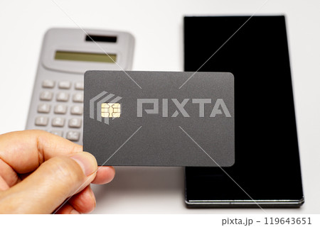 ブラックのクレジットカードとスマホと電卓 119643651