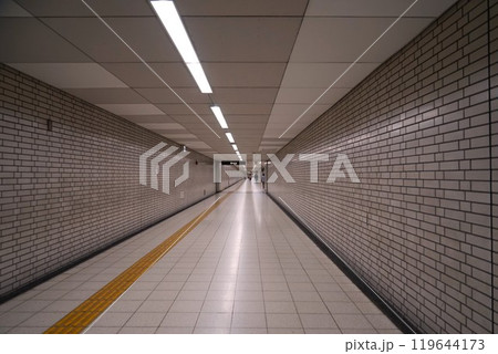 長い地下鉄の通路の風景 長い地下鉄の通路の風景 119644173