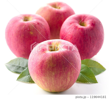長野県産 シナノスイート （ りんご ）白背景 119644181