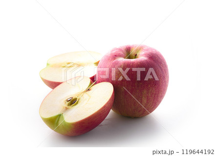 長野県産 シナノスイート （ りんご ）白背景 119644192