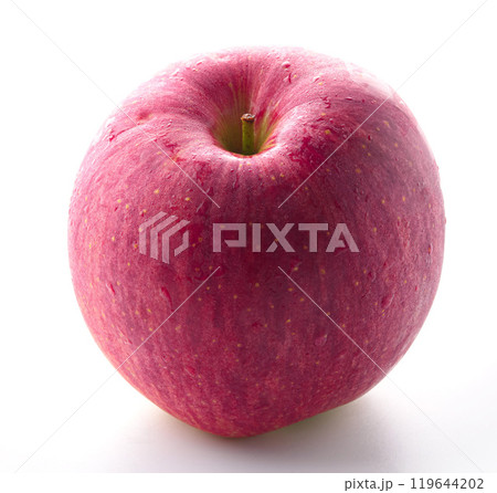 長野県産 シナノスイート （ りんご ）白背景 119644202