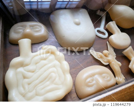 カトリック教会の習慣　蝋の奉納物　（ポルトガル） 119644279