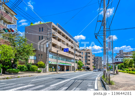 神奈川県川崎市の都市風景　登戸駅　多摩沿線道路 119644281
