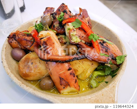 ポルトガルの郷土料理　タコのオーブン焼き 119644324