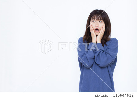 びっくりおどろく女性 119644618