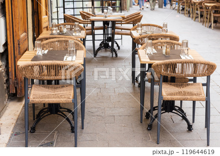 フランスのオープンカフェレストラン 119644619