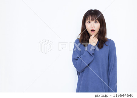 びっくりおどろく女性 びっくりおどろく女性 119644640