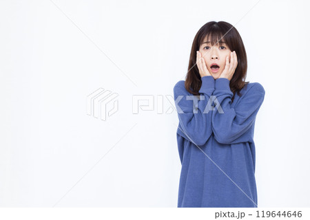 青ざめる女性 119644646