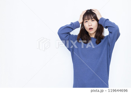 頭を抱えておどろく女性 119644696