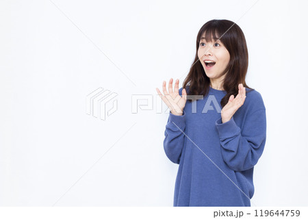 笑顔でおどろく女性 119644759