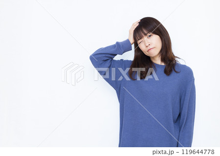 頭痛に悩む女性 119644778