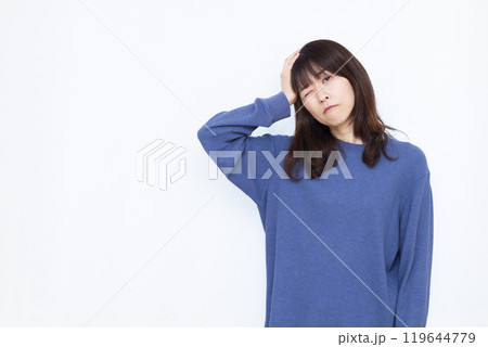 頭痛に悩む女性 119644779