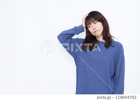 頭痛に悩む女性 119644782