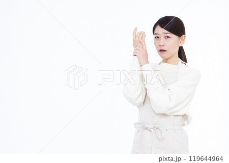 手荒れに悩む主婦 手荒れに悩む主婦 119644964