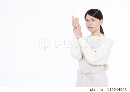 手荒れに悩む主婦 119644968