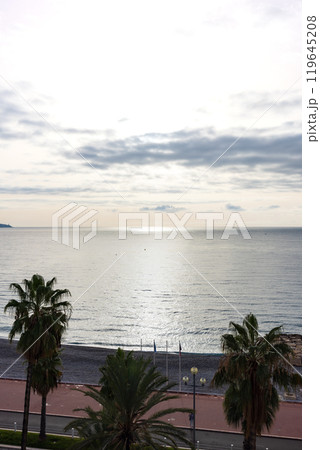 フランス、ニースの朝の海 119645208