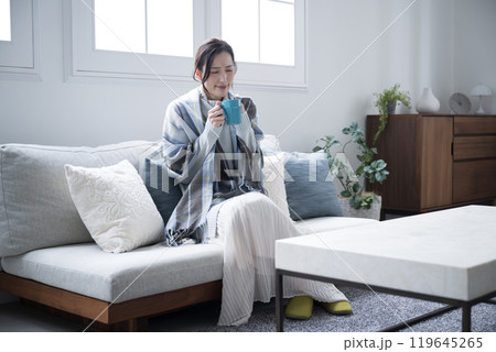 風邪かな?風邪のひきはじめかなんだか寒気がする温かい飲み物を飲む女性 広角 風邪かな?風邪のひきはじめかなんだか寒気がする温かい飲み物を飲む女性 広角 119645265
