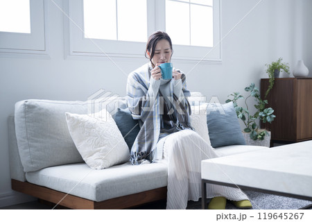 風邪かな?風邪のひきはじめかなんだか寒気がする温かい飲み物を飲む女性 広角 風邪かな?風邪のひきはじめかなんだか寒気がする温かい飲み物を飲む女性 広角 119645267
