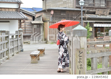 浴衣を着た若い女性 119645402