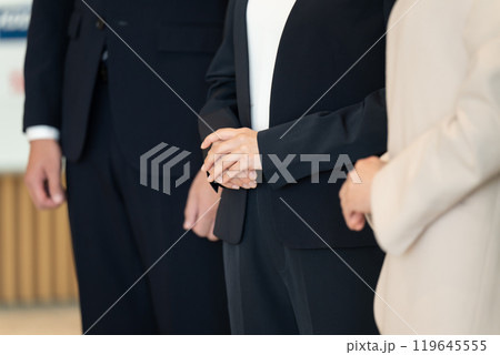 ビジネスパーソン　男女　手元 119645555