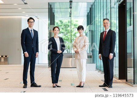 ビジネスパーソン　男女　全身 119645573