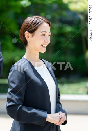 ビジネス　ミドル女性 119645764