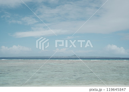 沖縄県 瀬底島 瀬底ビーチ 晴天の青い空と白い砂浜とエメラルドグリーンの海 沖縄県 瀬底島 瀬底ビーチ 晴天の青い空と白い砂浜とエメラルドグリーンの海 119645847