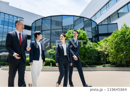 ビジネスパーソン 歩く 屋外 ビジネスパーソン 歩く 屋外 119645864