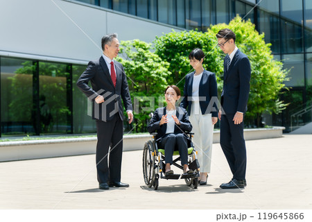 ビジネス　車椅子　チーム 119645866