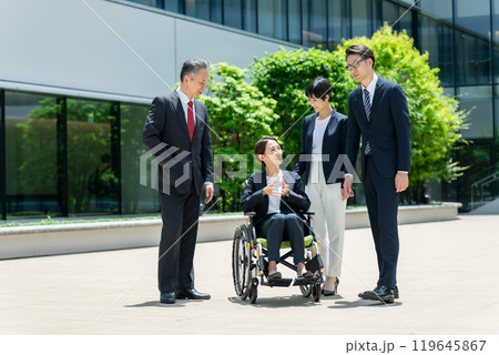 ビジネス　車椅子　チーム 119645867