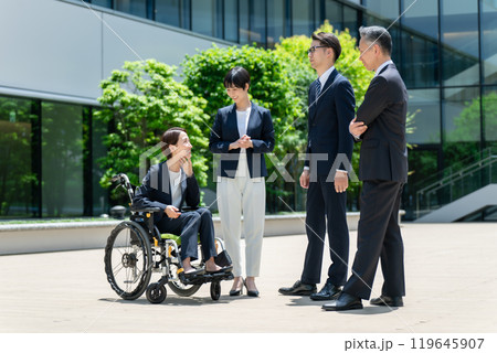 ビジネス　車椅子　チーム 119645907