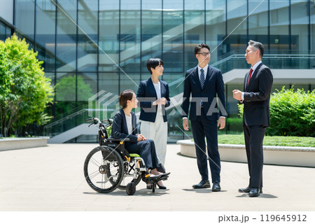 ビジネス　車椅子　チーム 119645912