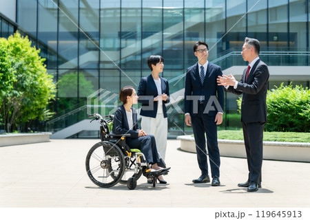 ビジネス　車椅子　チーム 119645913
