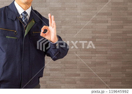丸サインをする作業着姿のミドル男性ビジネスマン 119645992
