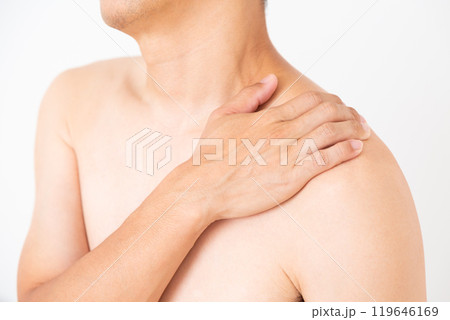 肩こりに苦しむミドル男性 119646169