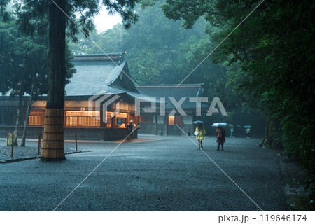 禊の大雨の伊勢神宮　外宮で参拝する人々 119646174