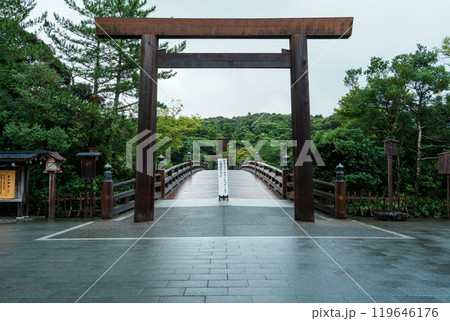 雨の伊勢神宮　内宮の宇治橋と宇治橋鳥居 119646176