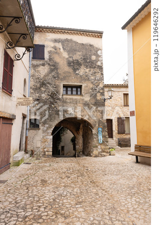 南フランスの小さな村の景色 119646292