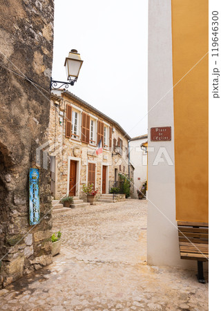 南フランスの小さな村の景色 119646300