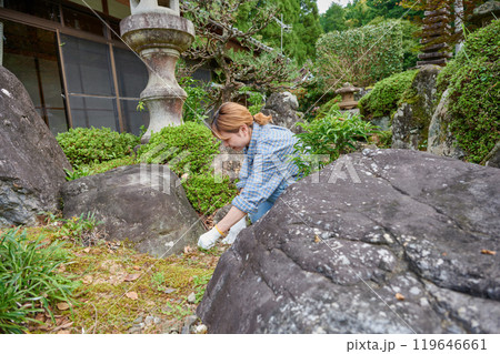 庭の手入れをする女性　日本庭園　田舎　空き家　草抜き 119646661